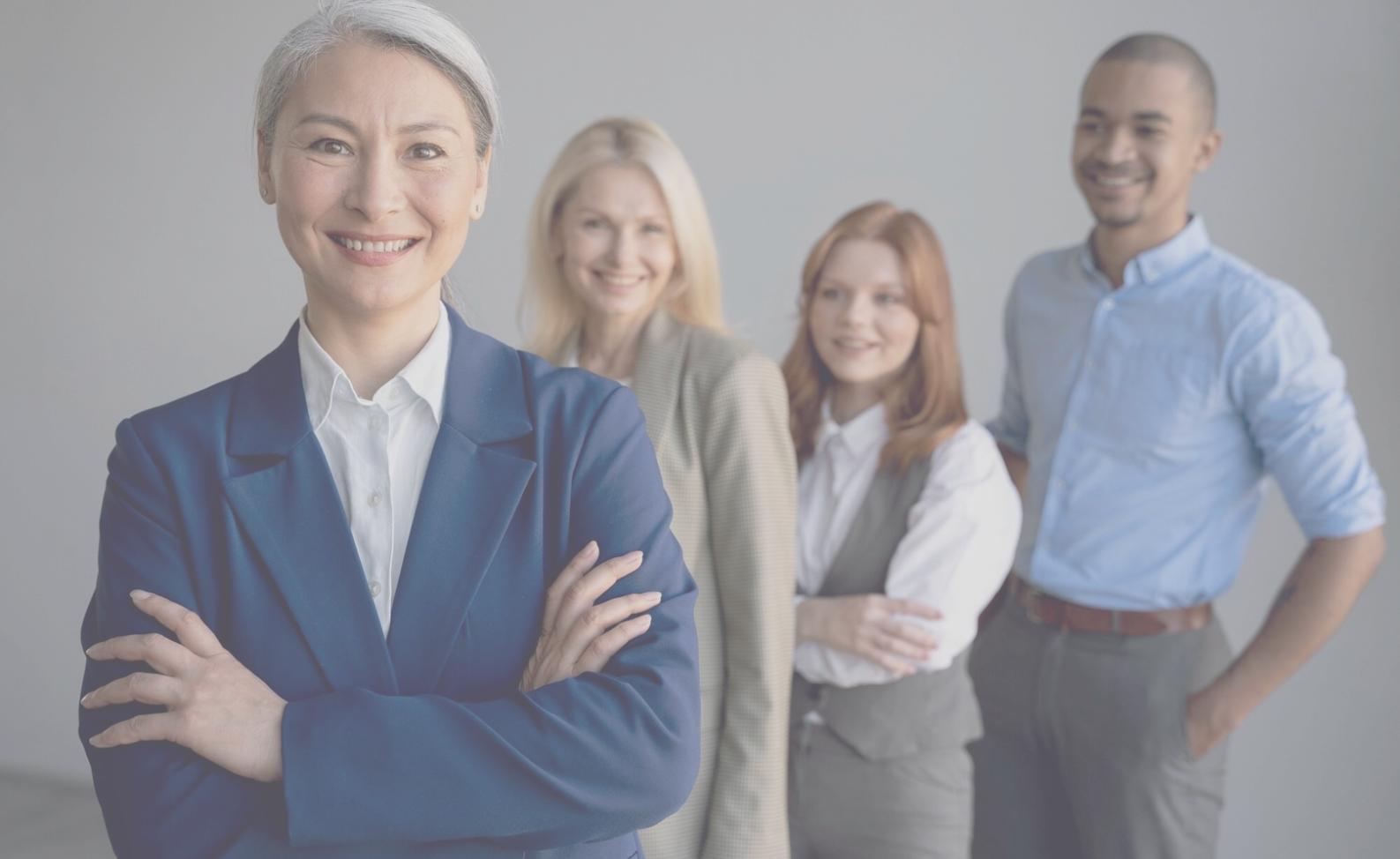 Participant travaillant sur son budget personnel avec des outils pratiques